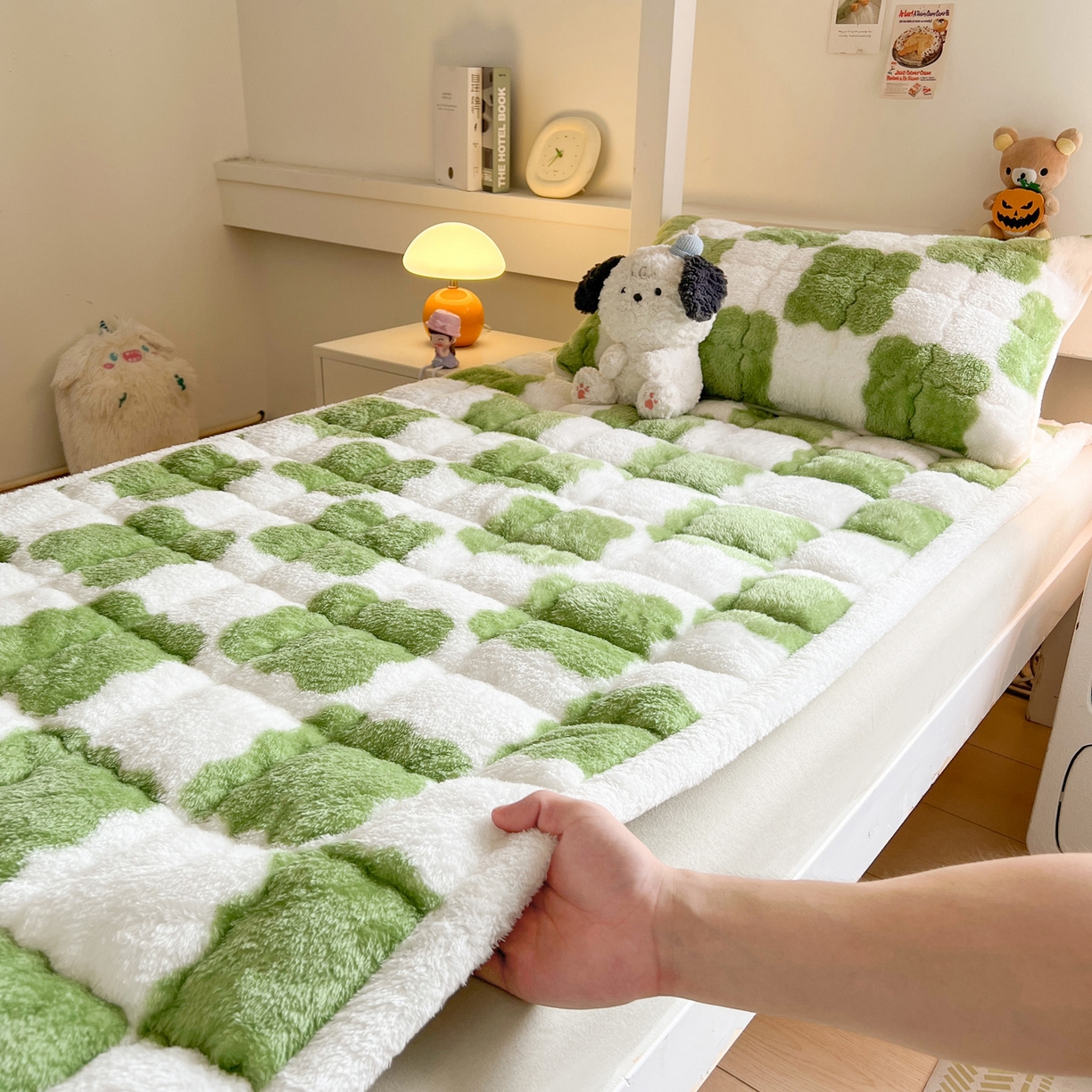 91家纺网 家纺一手货源 找家纺 眠势力 2025新款北极绒学生床垫加绒牛奶绒床褥子秋冬保暖珊瑚绒夹棉上下铺床护垫 棋盘格-嫩绿