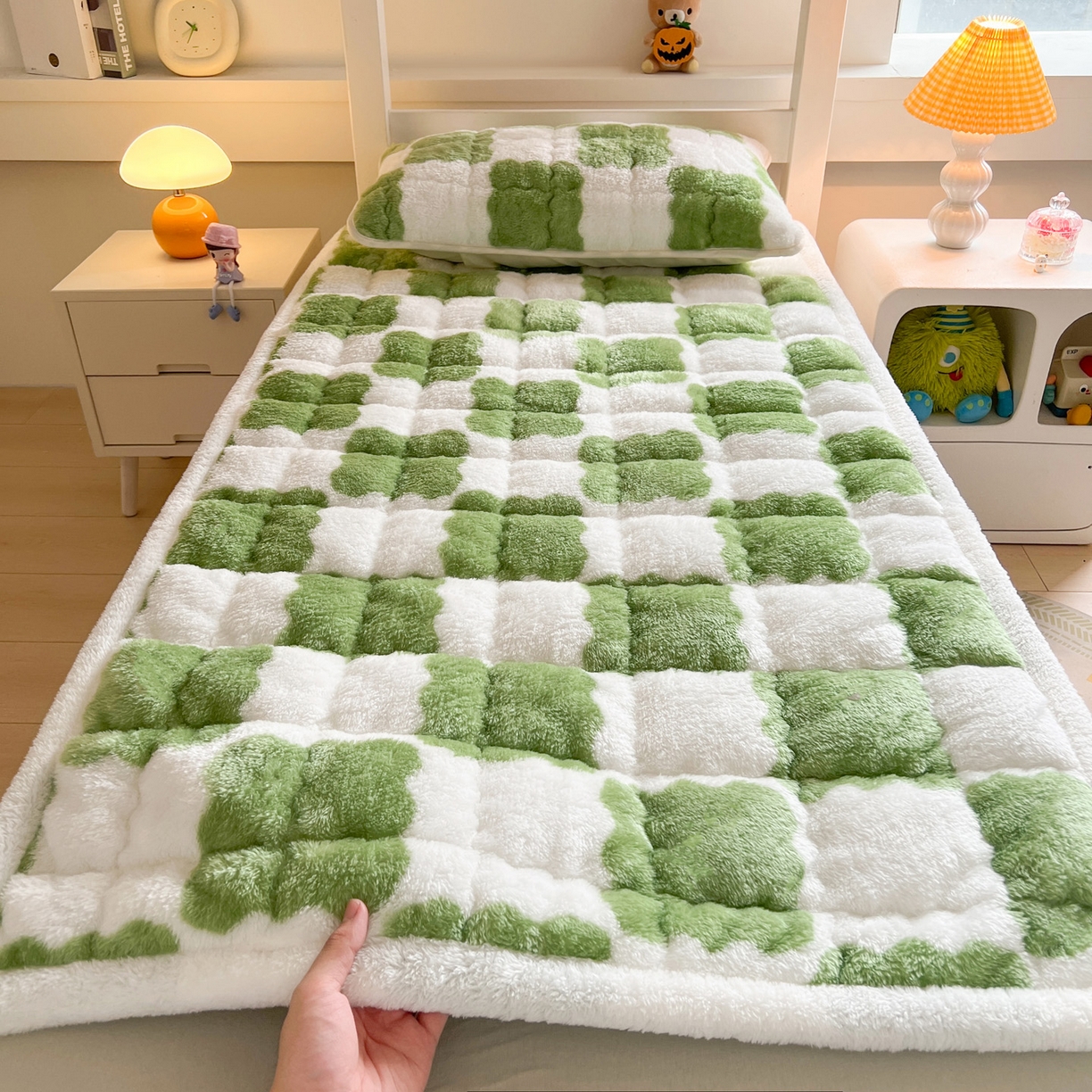 91家纺网 家纺一手货源 找家纺 眠势力 2025新款北极绒学生床垫加绒牛奶绒床褥子秋冬保暖珊瑚绒夹棉上下铺床护垫 棋盘格-嫩绿