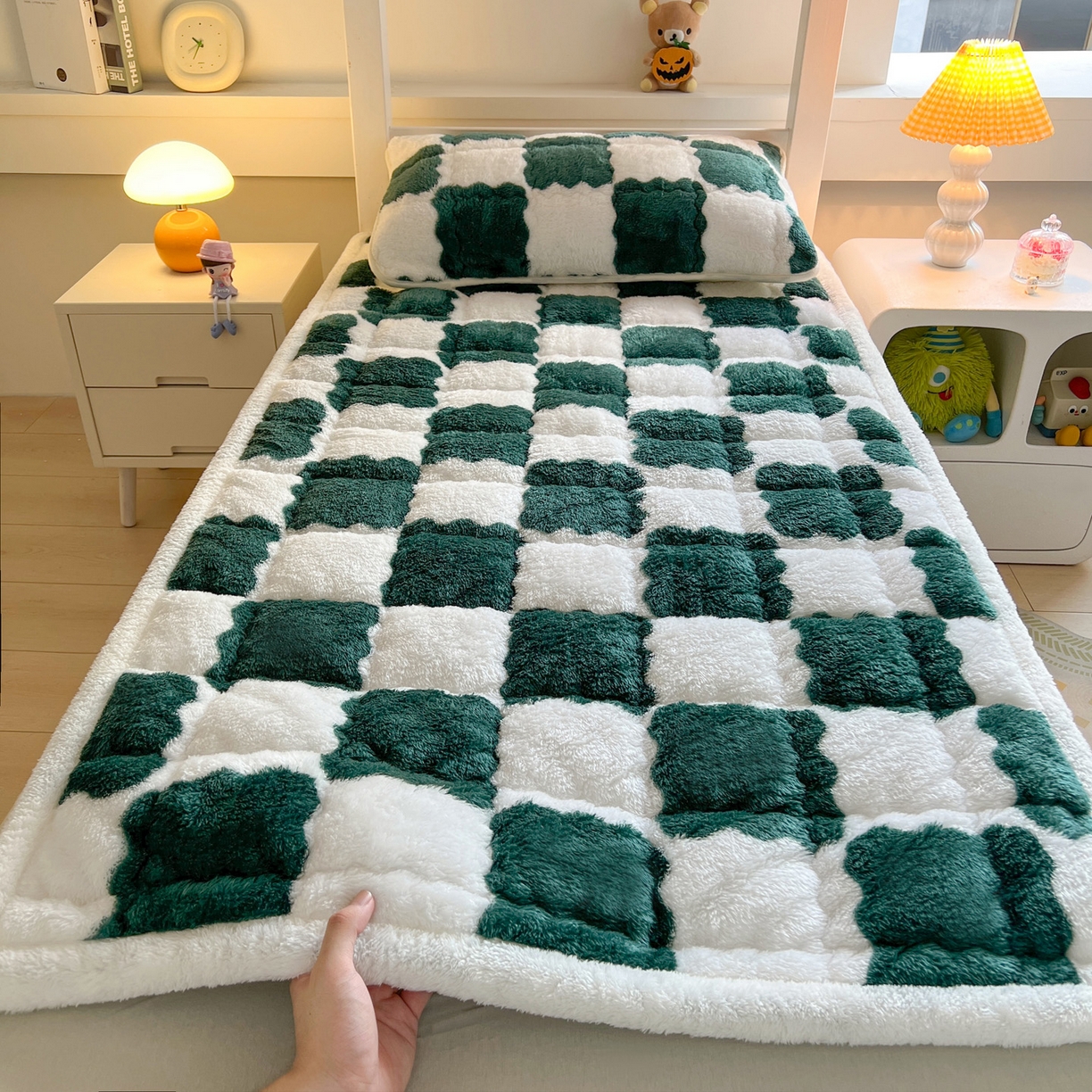 91家纺网 家纺一手货源 找家纺 眠势力 2025新款北极绒学生床垫加绒牛奶绒床褥子秋冬保暖珊瑚绒夹棉上下铺床护垫 棋盘格-青草绿