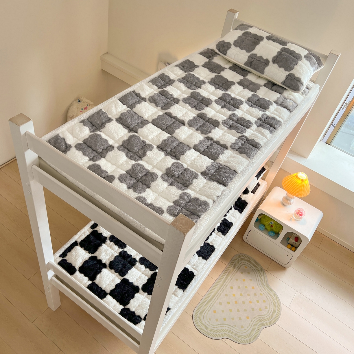 91家纺网 家纺一手货源 找家纺 眠势力 2025新款北极绒学生床垫加绒牛奶绒床褥子秋冬保暖珊瑚绒夹棉上下铺床护垫 棋盘格-相思灰