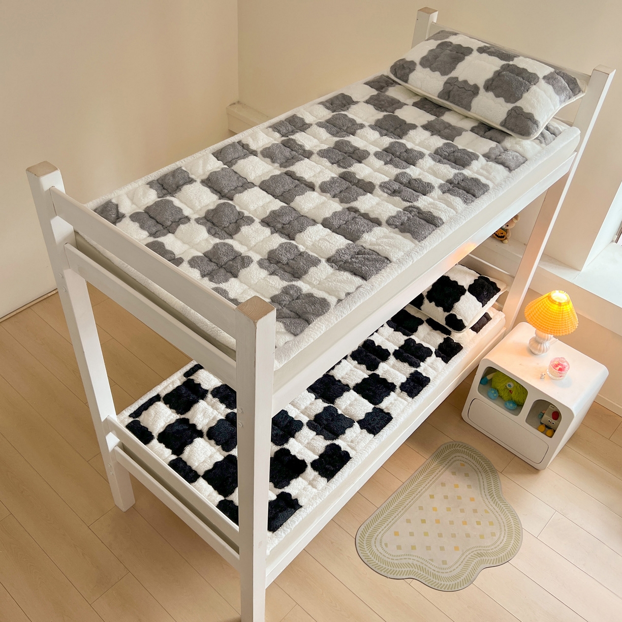 91家纺网 家纺一手货源 找家纺 眠势力 2025新款北极绒学生床垫加绒牛奶绒床褥子秋冬保暖珊瑚绒夹棉上下铺床护垫 棋盘格-相思灰