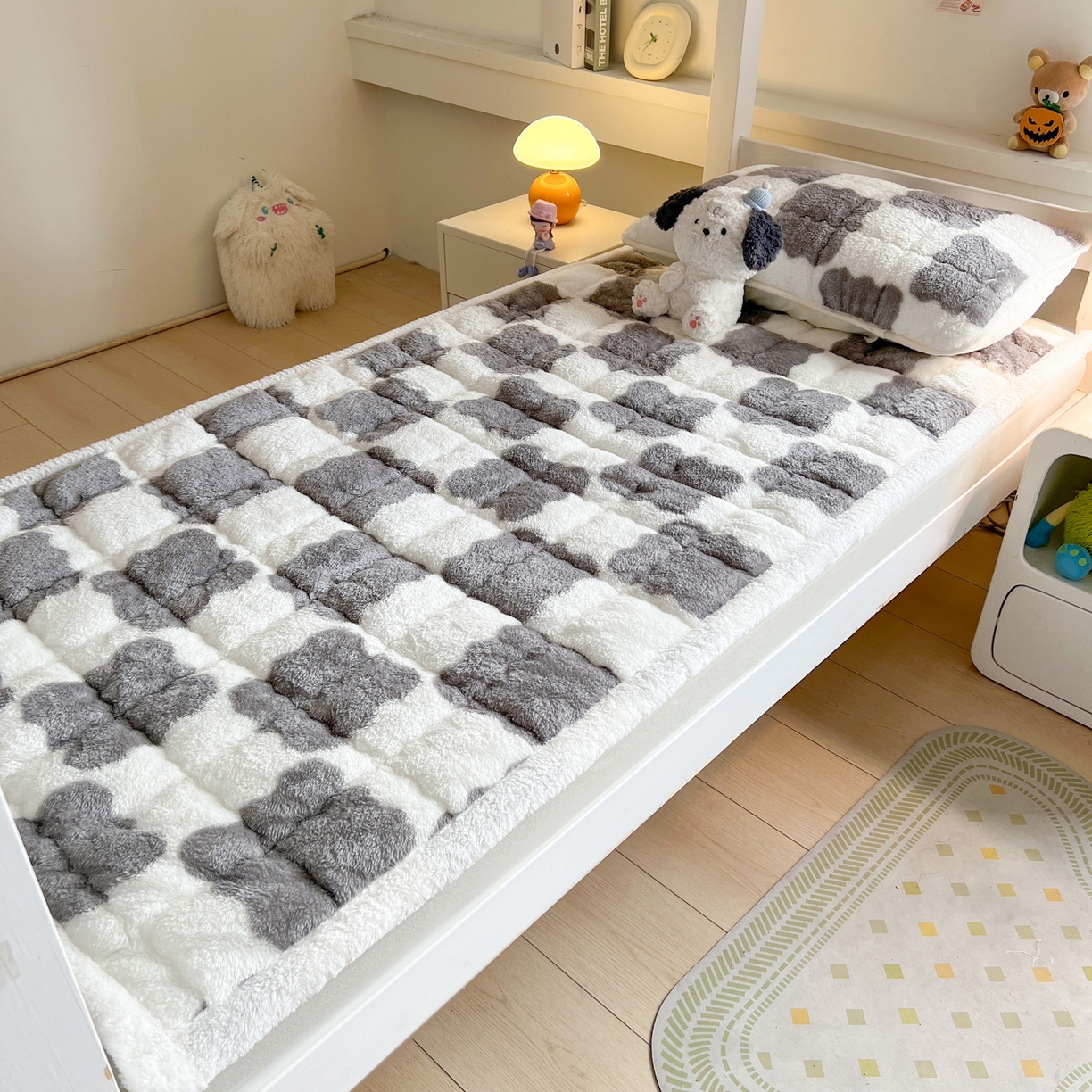 91家纺网 家纺一手货源 找家纺 眠势力 2025新款北极绒学生床垫加绒牛奶绒床褥子秋冬保暖珊瑚绒夹棉上下铺床护垫 棋盘格-相思灰