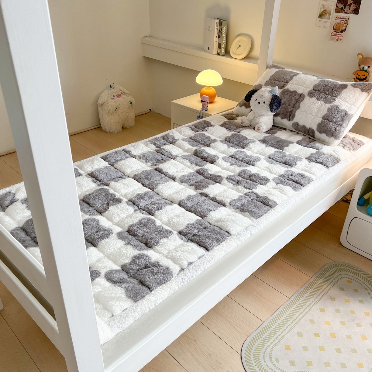 91家纺网 家纺一手货源 找家纺 眠势力 2025新款北极绒学生床垫加绒牛奶绒床褥子秋冬保暖珊瑚绒夹棉上下铺床护垫 棋盘格-相思灰