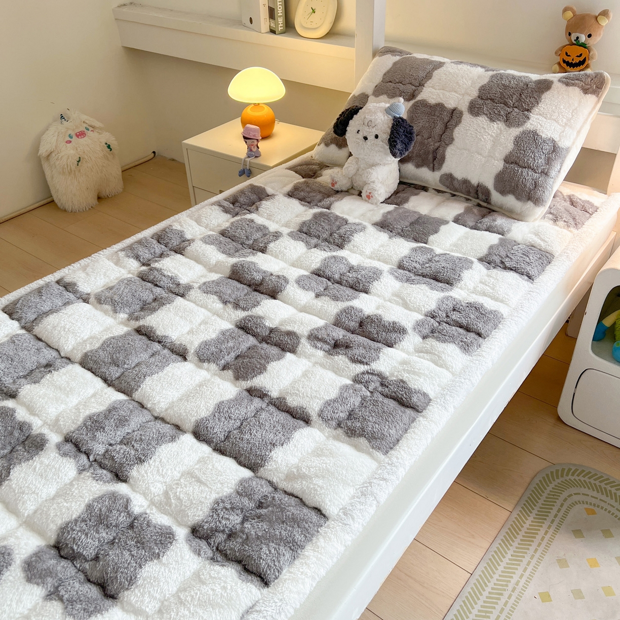 91家纺网 家纺一手货源 找家纺 眠势力 2025新款北极绒学生床垫加绒牛奶绒床褥子秋冬保暖珊瑚绒夹棉上下铺床护垫 棋盘格-相思灰