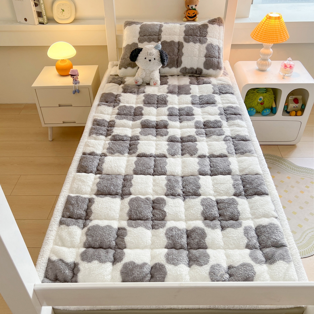 91家纺网 家纺一手货源 找家纺 眠势力 2025新款北极绒学生床垫加绒牛奶绒床褥子秋冬保暖珊瑚绒夹棉上下铺床护垫 棋盘格-相思灰