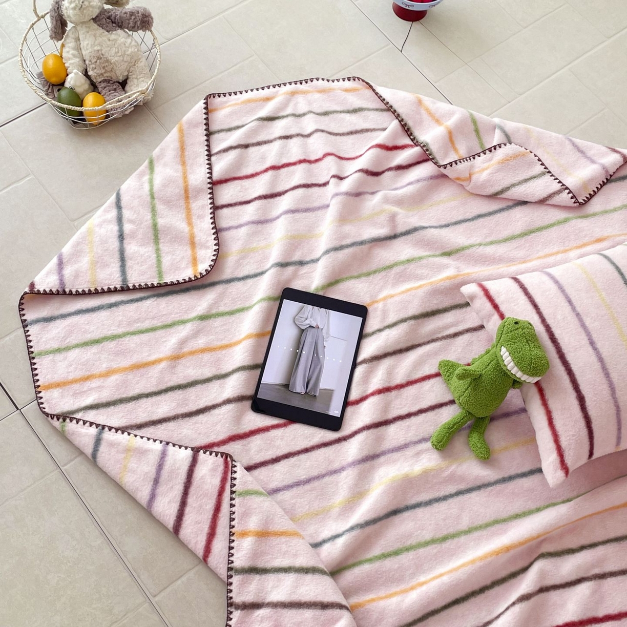 91家纺网 家纺一手货源 找家纺 十里居 2025新款双面绵羊绒多功能盖毯沙发毯户外毛毯 七彩条