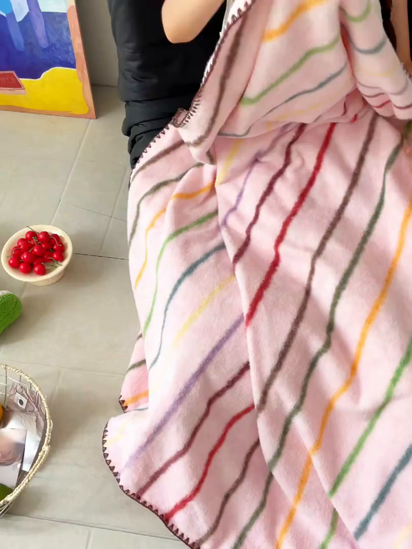 91家纺网 家纺一手货源 找家纺 十里居 2025新款双面绵羊绒多功能盖毯沙发毯户外毛毯 七彩条