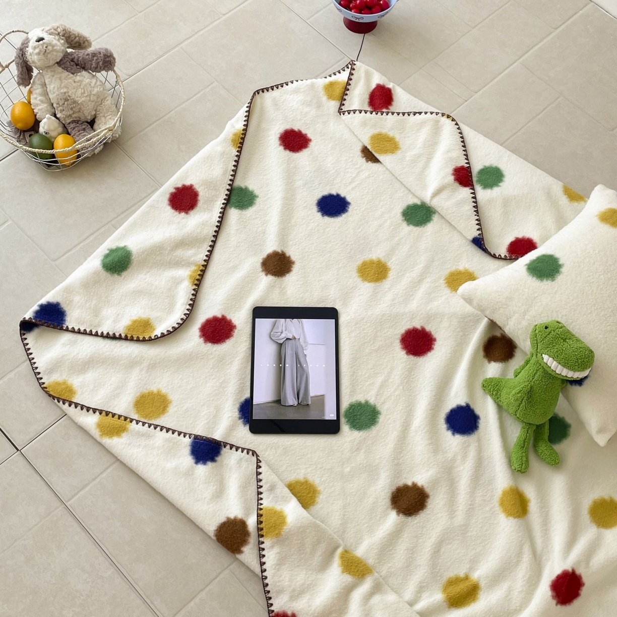 91家纺网 家纺一手货源 找家纺 十里居 2025新款双面绵羊绒多功能盖毯沙发毯户外毛毯 彩波点