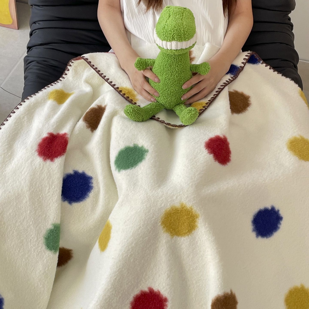 91家纺网 家纺一手货源 找家纺 十里居 2025新款双面绵羊绒多功能盖毯沙发毯户外毛毯 彩波点