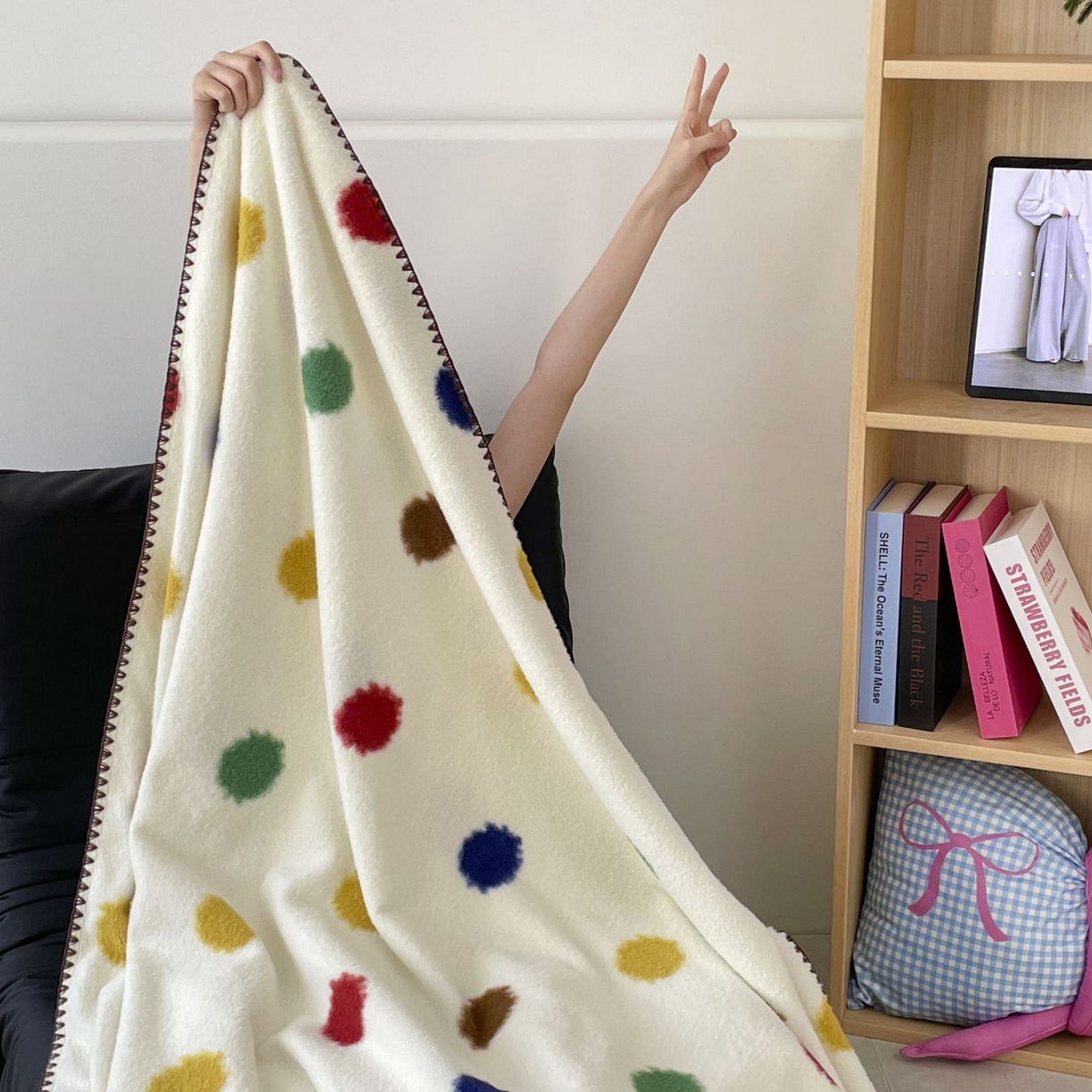 91家纺网 家纺一手货源 找家纺 十里居 2025新款双面绵羊绒多功能盖毯沙发毯户外毛毯 彩波点