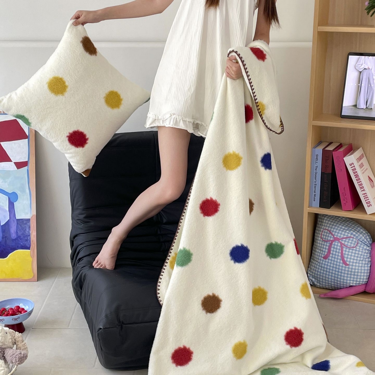 91家纺网 家纺一手货源 找家纺 十里居 2025新款双面绵羊绒多功能盖毯沙发毯户外毛毯 彩波点