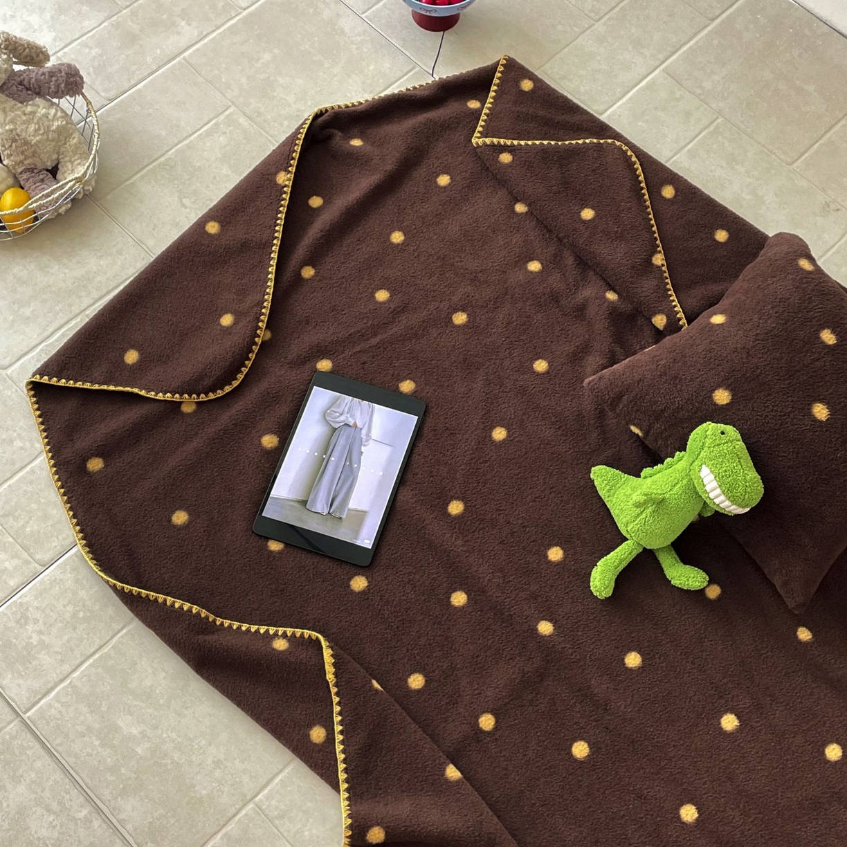 91家纺网 家纺一手货源 找家纺 十里居 2025新款双面绵羊绒多功能盖毯沙发毯户外毛毯 咖波点