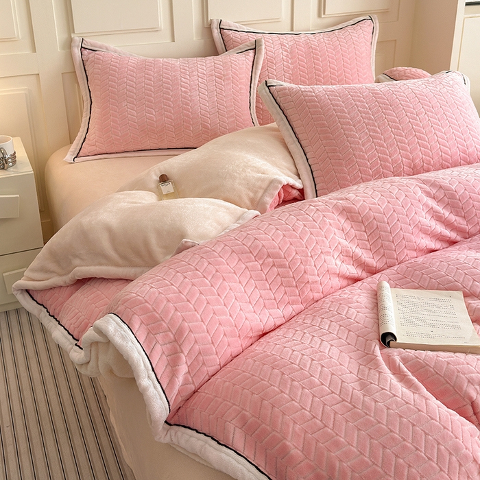 91家纺网 家纺一手货源 找家纺 （总）兰紫橙家纺 2025新款包边款色织剪花麦穗纹牛奶绒四件套