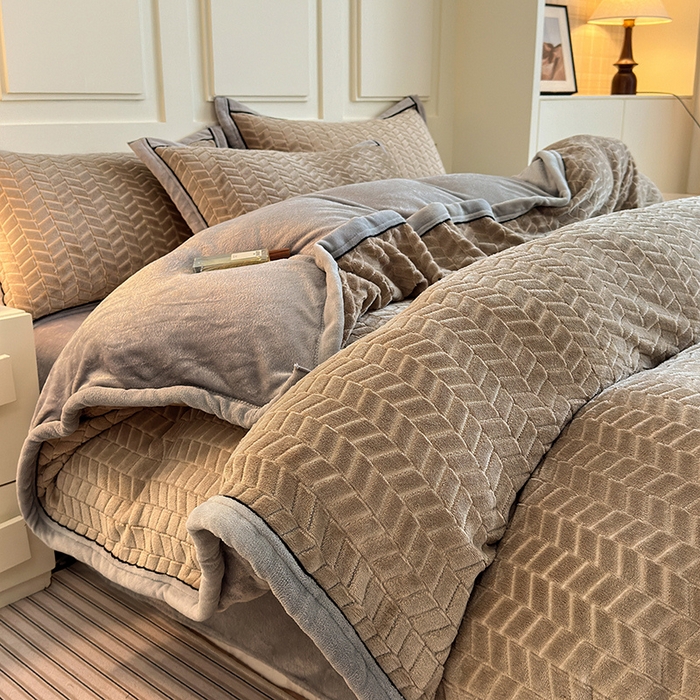 91家纺网 家纺一手货源 找家纺 （总）兰紫橙家纺 2025新款包边款色织剪花麦穗纹牛奶绒四件套