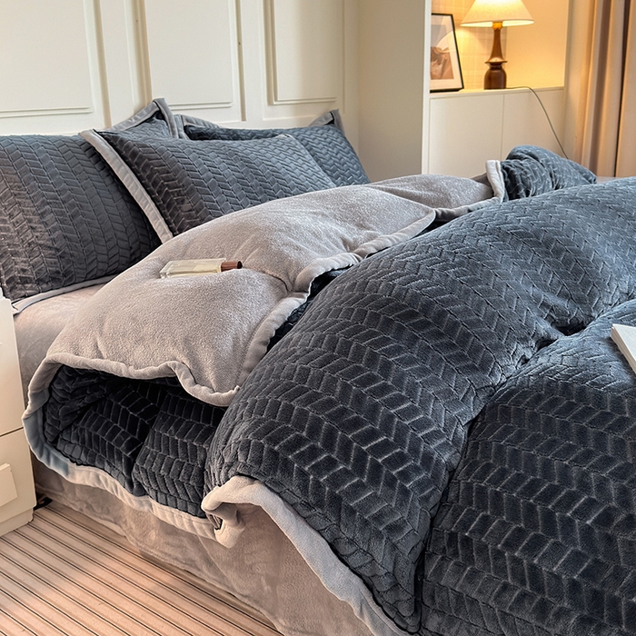 91家纺网 家纺一手货源 找家纺 （总）兰紫橙家纺 2025新款包边款色织剪花麦穗纹牛奶绒四件套