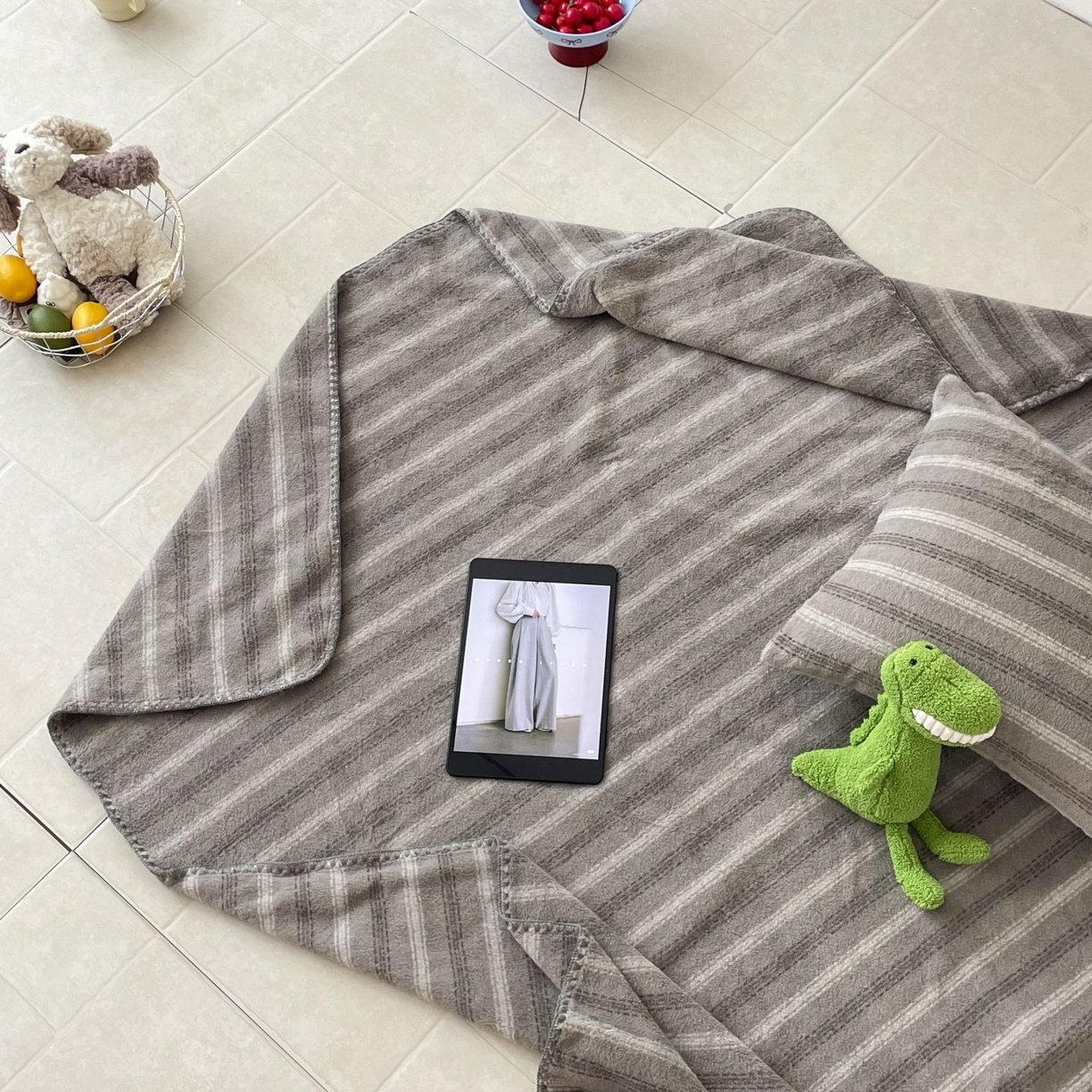 91家纺网 家纺一手货源 找家纺 十里居 2025新款双面绵羊绒多功能盖毯沙发毯户外毛毯 虚幻灰