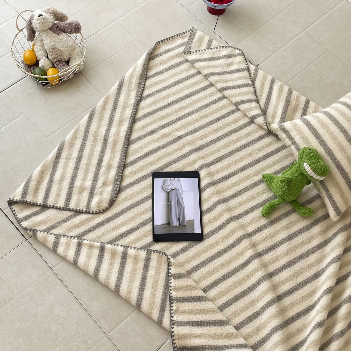 91家纺网 家纺一手货源 找家纺 十里居 2025新款双面绵羊绒多功能盖毯沙发毯户外毛毯 虚幻米