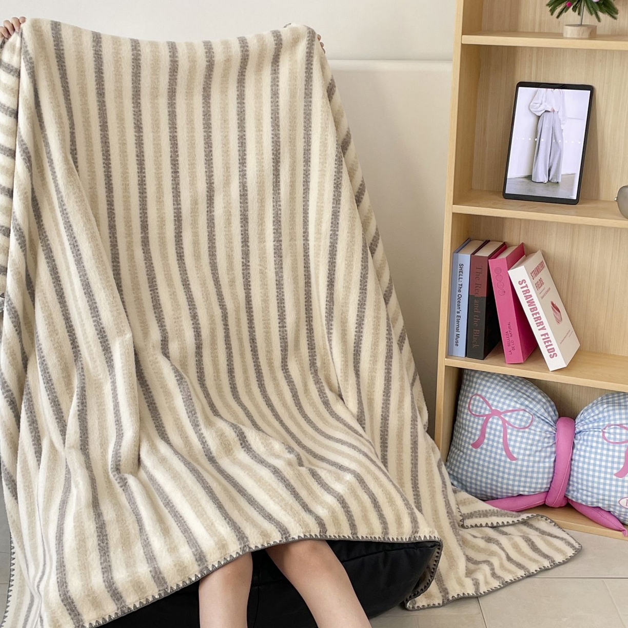 91家纺网 家纺一手货源 找家纺 十里居 2025新款双面绵羊绒多功能盖毯沙发毯户外毛毯 虚幻米