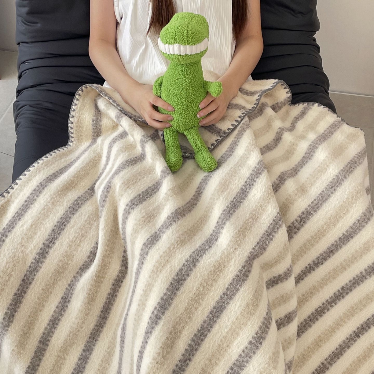 91家纺网 家纺一手货源 找家纺 十里居 2025新款双面绵羊绒多功能盖毯沙发毯户外毛毯 虚幻米