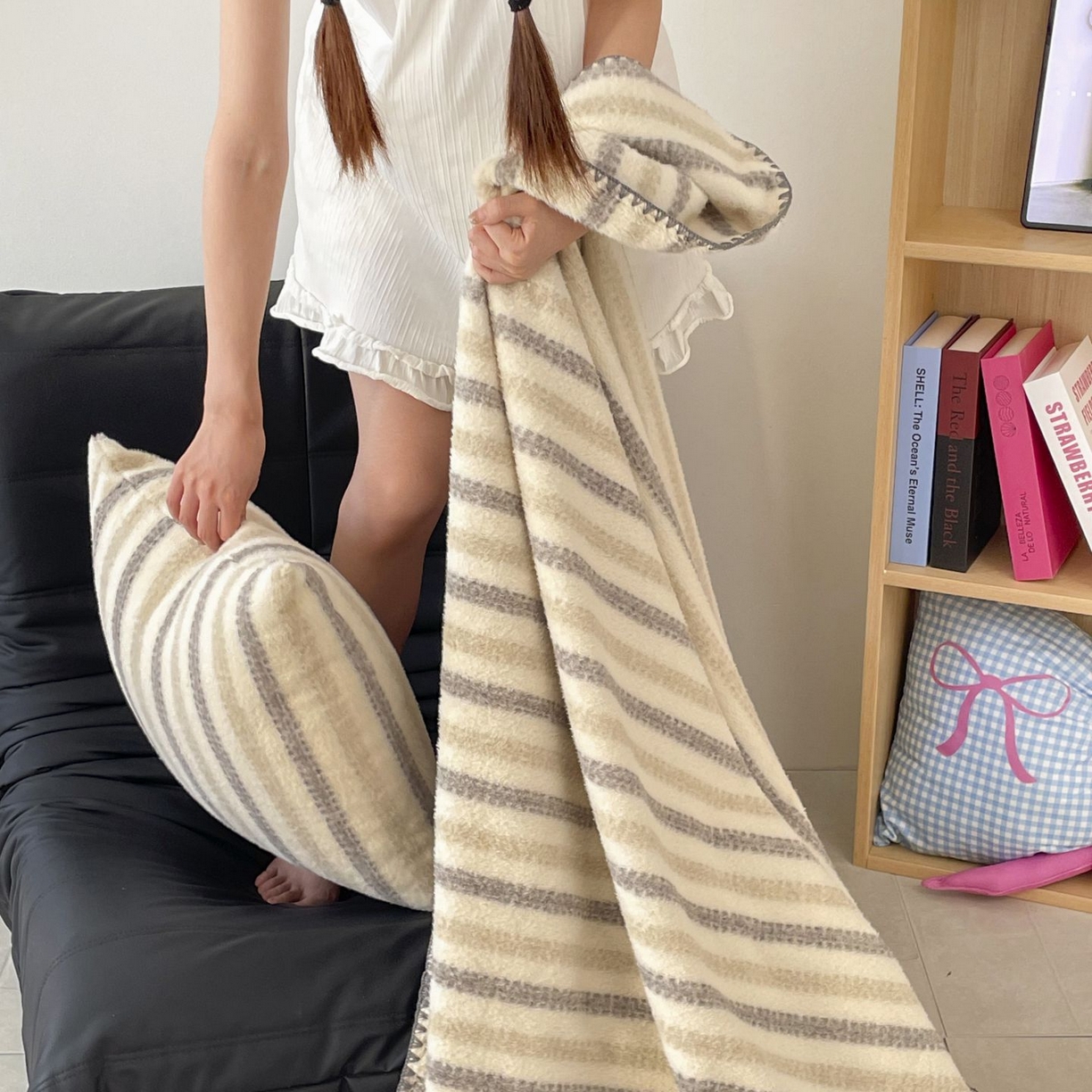 91家纺网 家纺一手货源 找家纺 十里居 2025新款双面绵羊绒多功能盖毯沙发毯户外毛毯 虚幻米