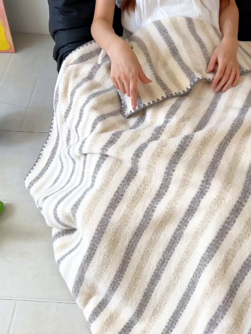91家纺网 家纺一手货源 找家纺 十里居 2025新款双面绵羊绒多功能盖毯沙发毯户外毛毯 虚幻米