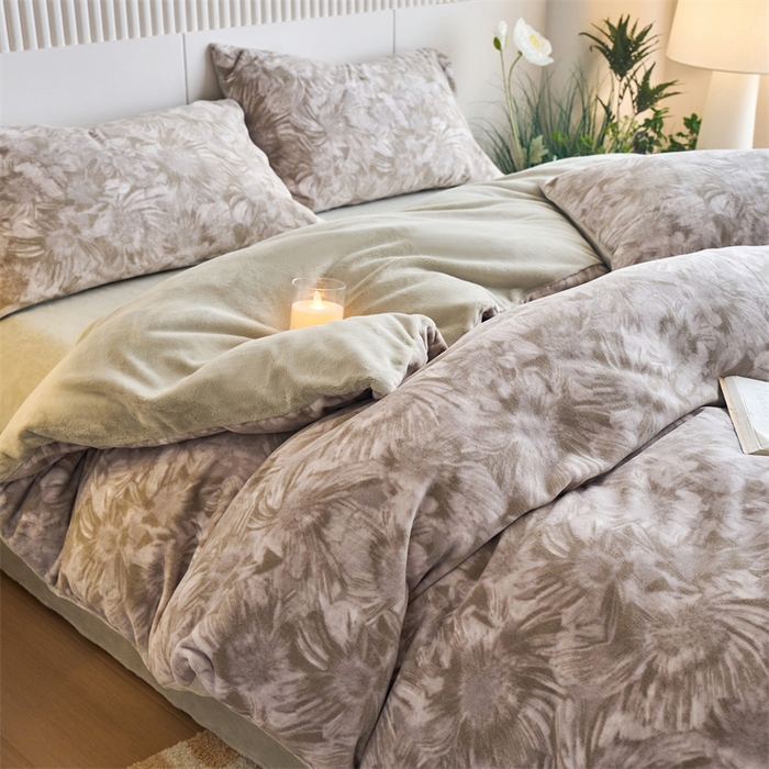 91家纺网 家纺一手货源 找家纺 （总）兰紫橙家纺 2025新款240克高克重印花雅丝绒全消光牛奶绒四件套