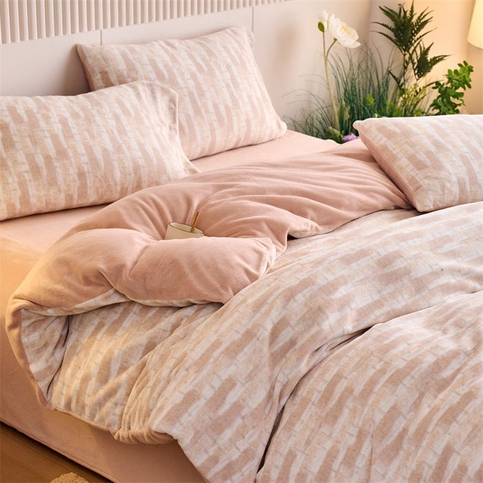 91家纺网 家纺一手货源 找家纺 （总）兰紫橙家纺 2025新款240克高克重印花雅丝绒全消光牛奶绒四件套