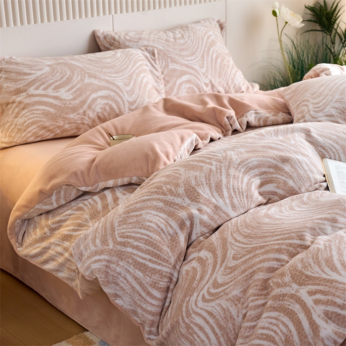 91家纺网 家纺一手货源 找家纺 （总）兰紫橙家纺 2025新款240克高克重印花雅丝绒全消光牛奶绒四件套