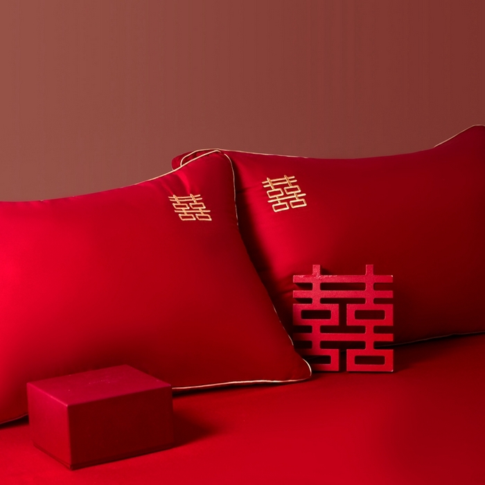 91家纺网 家纺一手货源 找家纺 欧乐蒂 2025新款婚庆刺绣立体边纤维枕 双囍枕芯～红