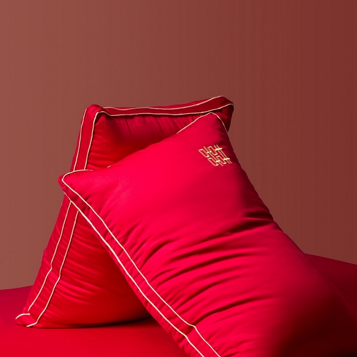 91家纺网 家纺一手货源 找家纺 欧乐蒂 2025新款婚庆刺绣立体边纤维枕 双囍枕芯～红