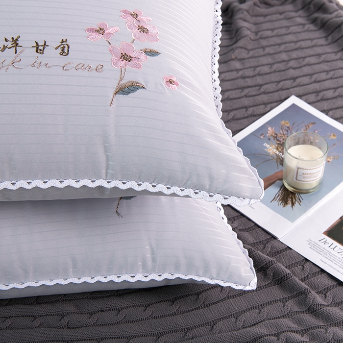 91家纺网 家纺一手货源 找家纺 （总）梵希良品家纺 2025新款洋甘菊面膜枕绣花羽丝绒枕头枕芯