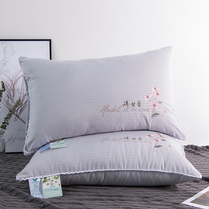 91家纺网 家纺一手货源 找家纺 梵希良品家纺 2025新款洋甘菊面膜枕绣花羽丝绒枕头枕芯 洋甘菊美 肤枕-灰色