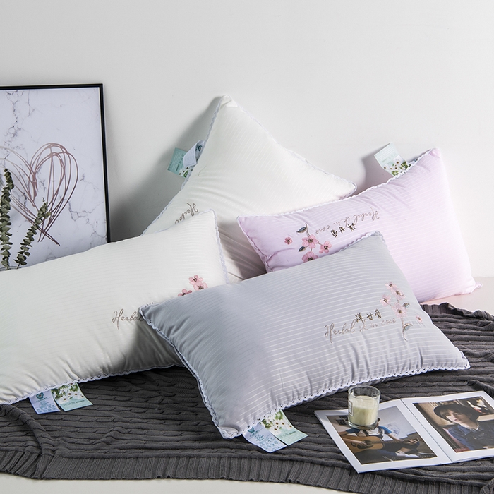 91家纺网 家纺一手货源 找家纺 （总）梵希良品家纺 2025新款洋甘菊面膜枕绣花羽丝绒枕头枕芯