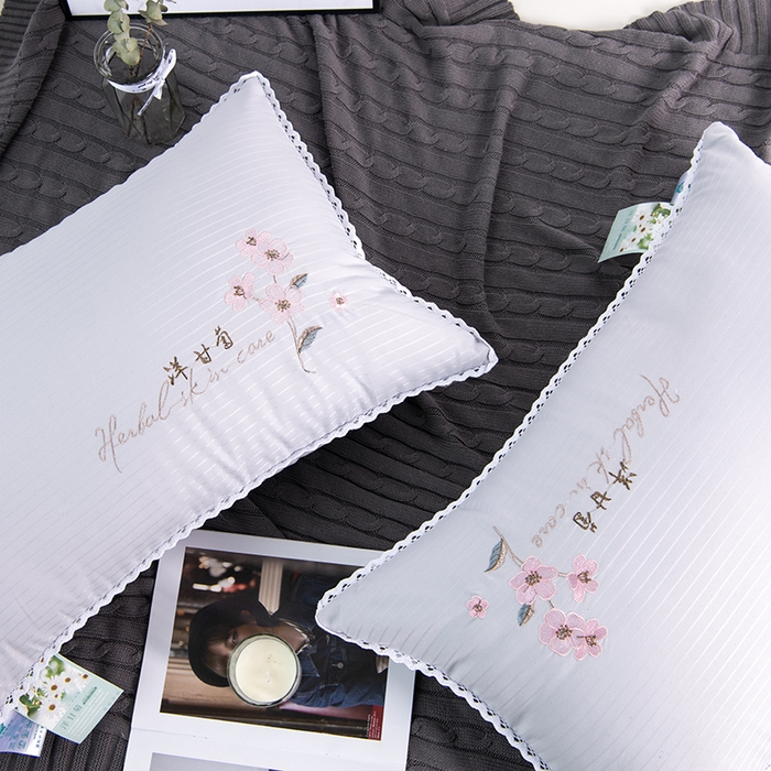 91家纺网 家纺一手货源 找家纺 梵希良品家纺 2025新款洋甘菊面膜枕绣花羽丝绒枕头枕芯 洋甘菊美 肤枕-白色