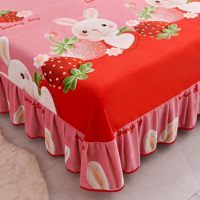 91家纺网 家纺一手货源 找家纺 博兰蒂 2025新款床裙款高克重牛奶绒印花四件套草莓兔