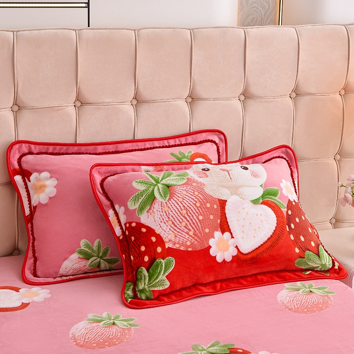 91家纺网 家纺一手货源 找家纺 博兰蒂 2025新款床裙款高克重牛奶绒印花四件套草莓兔