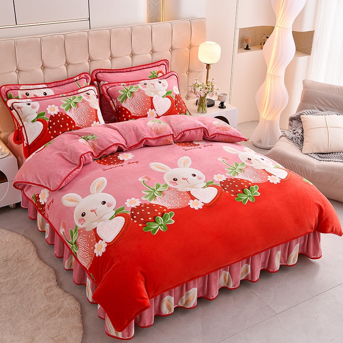 91家纺网 家纺一手货源 找家纺 博兰蒂 2025新款床裙款高克重牛奶绒印花四件套草莓兔