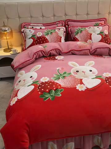 91家纺网 家纺一手货源 找家纺 博兰蒂 2025新款床裙款高克重牛奶绒印花四件套草莓兔