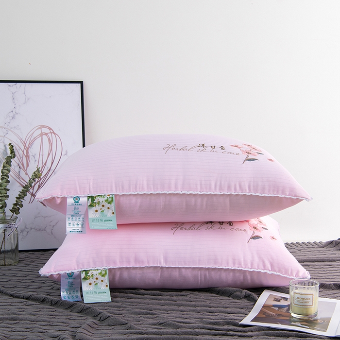 91家纺网 家纺一手货源 找家纺 梵希良品家纺 2025新款洋甘菊面膜枕绣花羽丝绒枕头枕芯 洋甘菊美 肤枕-粉色