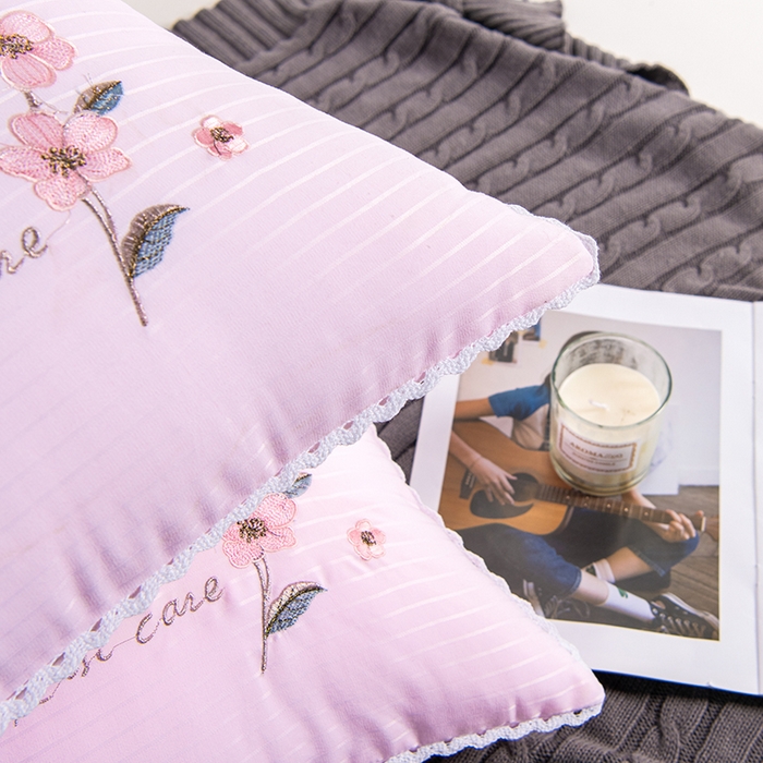 91家纺网 家纺一手货源 找家纺 梵希良品家纺 2025新款洋甘菊面膜枕绣花羽丝绒枕头枕芯 洋甘菊美 肤枕-粉色