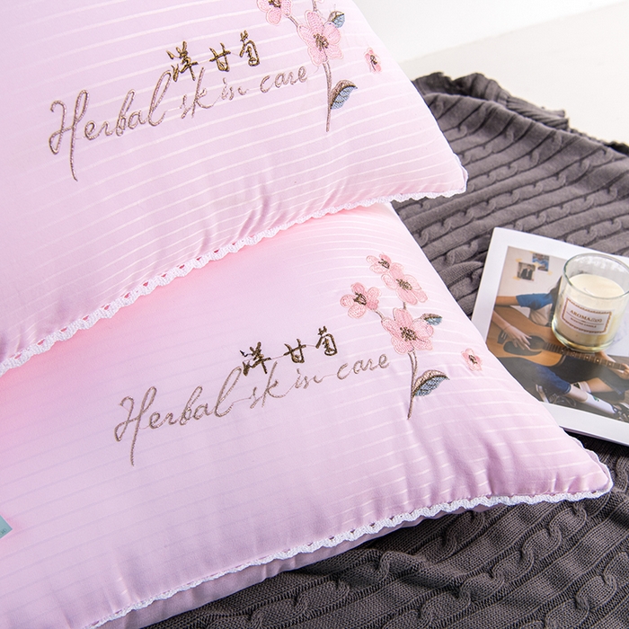 91家纺网 家纺一手货源 找家纺 梵希良品家纺 2025新款洋甘菊面膜枕绣花羽丝绒枕头枕芯 洋甘菊美 肤枕-粉色