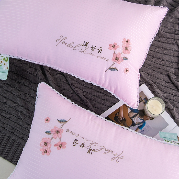 91家纺网 家纺一手货源 找家纺 梵希良品家纺 2025新款洋甘菊面膜枕绣花羽丝绒枕头枕芯 洋甘菊美 肤枕-粉色