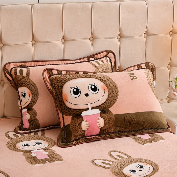 91家纺网 家纺一手货源 找家纺 博兰蒂 2025新款床裙款高克重牛奶绒印花四件套拉布布