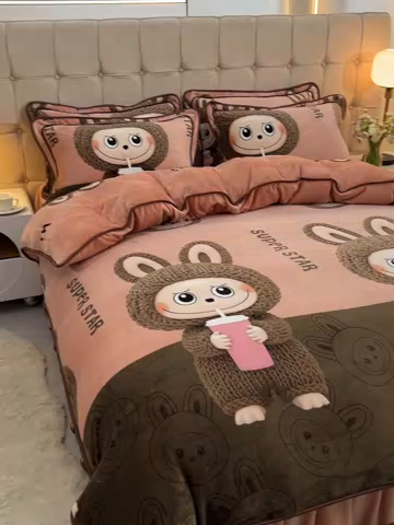 91家纺网 家纺一手货源 找家纺 博兰蒂 2025新款床裙款高克重牛奶绒印花四件套拉布布