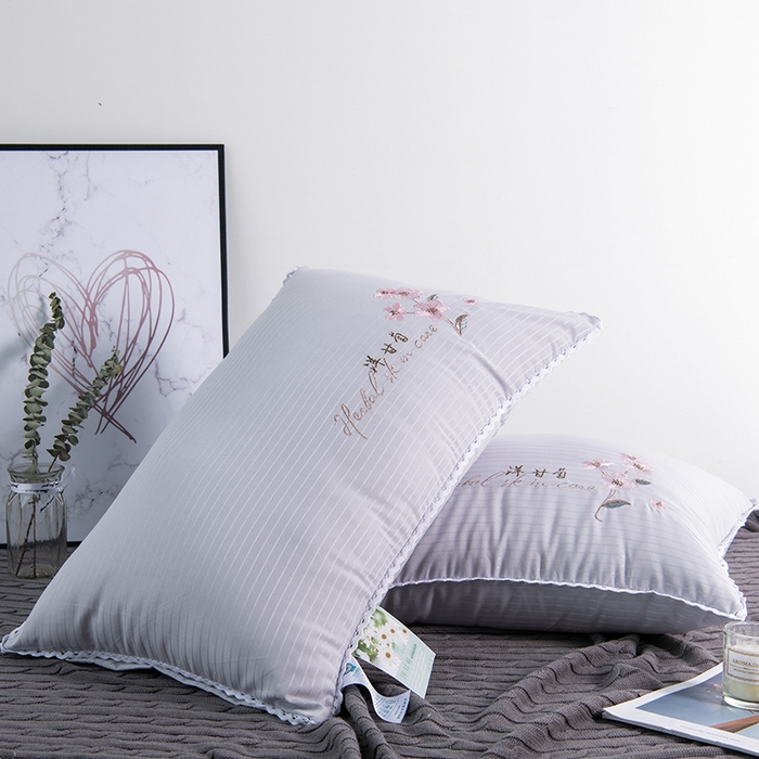 91家纺网 家纺一手货源 找家纺 梵希良品家纺 2025新款洋甘菊面膜枕绣花羽丝绒枕头枕芯 洋甘菊美 肤枕-灰色