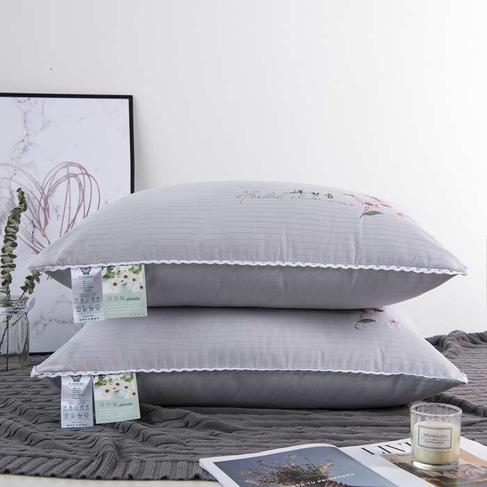 91家纺网 家纺一手货源 找家纺 梵希良品家纺 2025新款洋甘菊面膜枕绣花羽丝绒枕头枕芯 洋甘菊美 肤枕-灰色