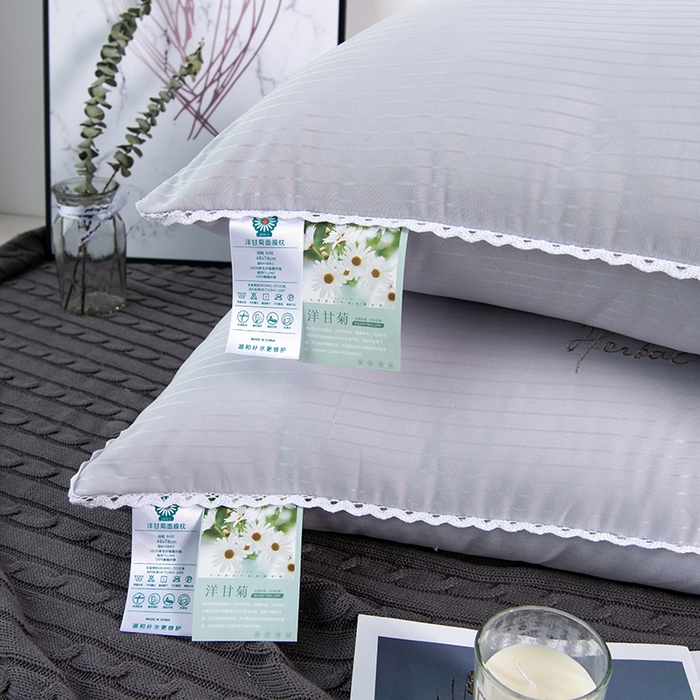 91家纺网 家纺一手货源 找家纺 梵希良品家纺 2025新款洋甘菊面膜枕绣花羽丝绒枕头枕芯 洋甘菊美 肤枕-灰色