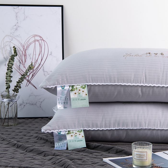 91家纺网 家纺一手货源 找家纺 梵希良品家纺 2025新款洋甘菊面膜枕绣花羽丝绒枕头枕芯 洋甘菊美 肤枕-灰色