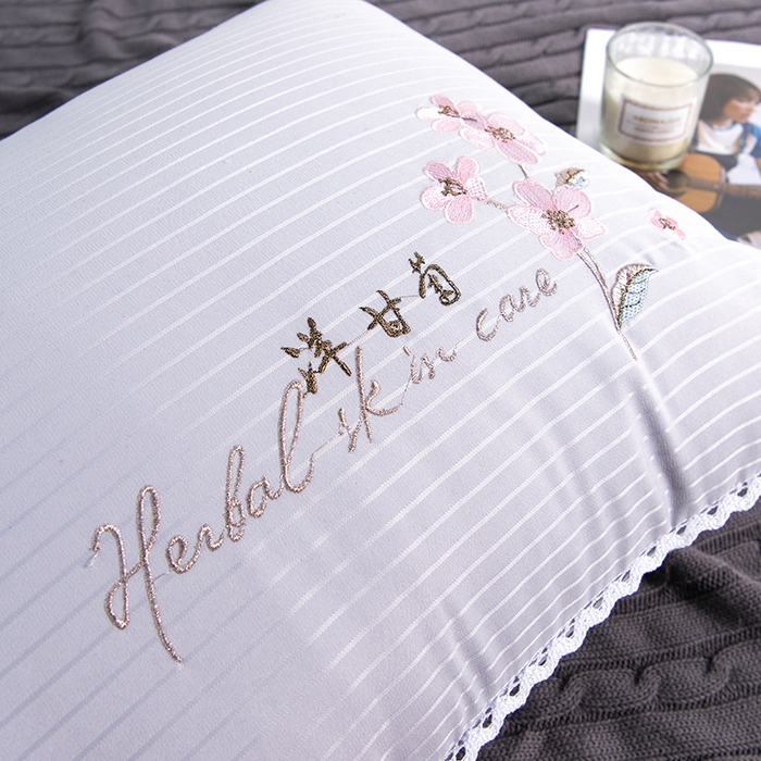 91家纺网 家纺一手货源 找家纺 梵希良品家纺 2025新款洋甘菊面膜枕绣花羽丝绒枕头枕芯 洋甘菊美 肤枕-灰色