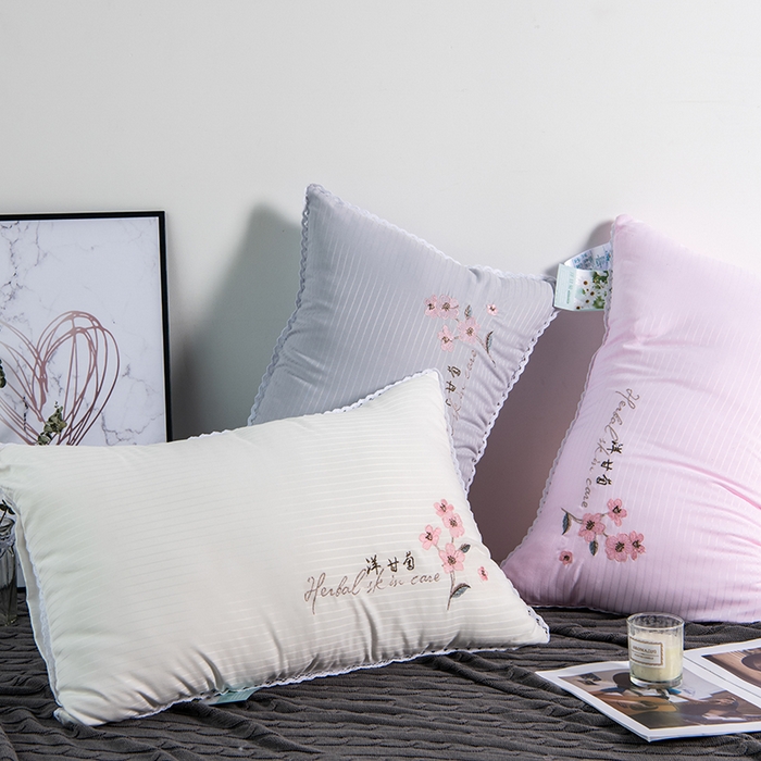 91家纺网 家纺一手货源 找家纺 梵希良品家纺 2025新款洋甘菊面膜枕绣花羽丝绒枕头枕芯 组合图仅供展示不可下单